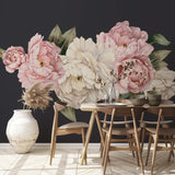 Różowe i białe kwiaty piwonii na czarnym tle fototapeta tapeta z motywem kwiatowym