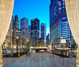 Eleganckie fototapety z widokiem na balkon i nowoczesną panoramę miasta nocą