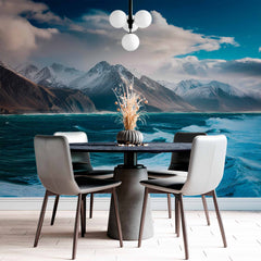 Niestandardowa tapeta burzowych wód i ośnieżonych szczytów