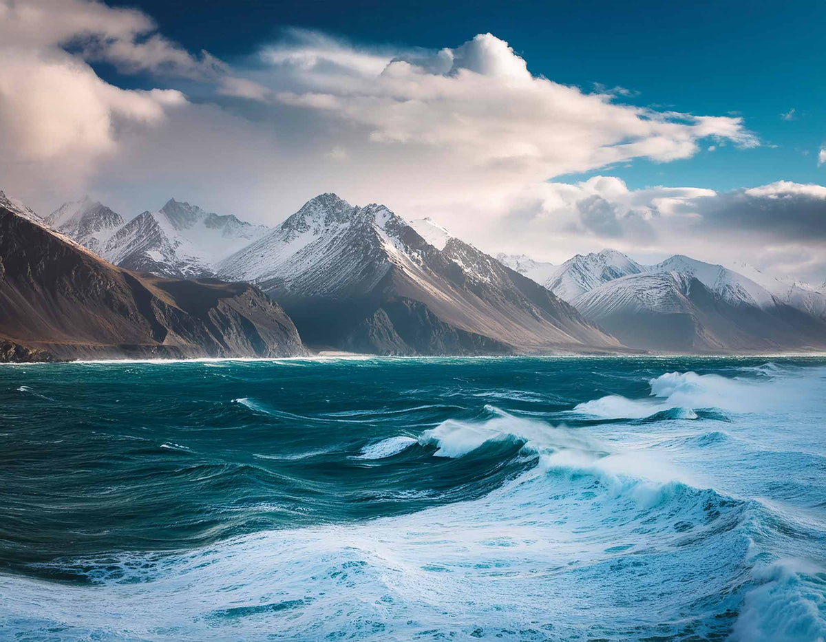 Stormachtige zee en besneeuwde toppen behang – berg- en oceaanlandschap fotobehang