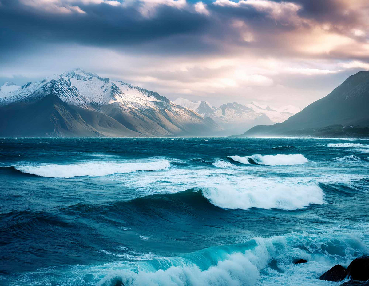 Papier peint vagues de l’océan et montagnes – Papier peint panoramique mer agitée au coucher du soleil