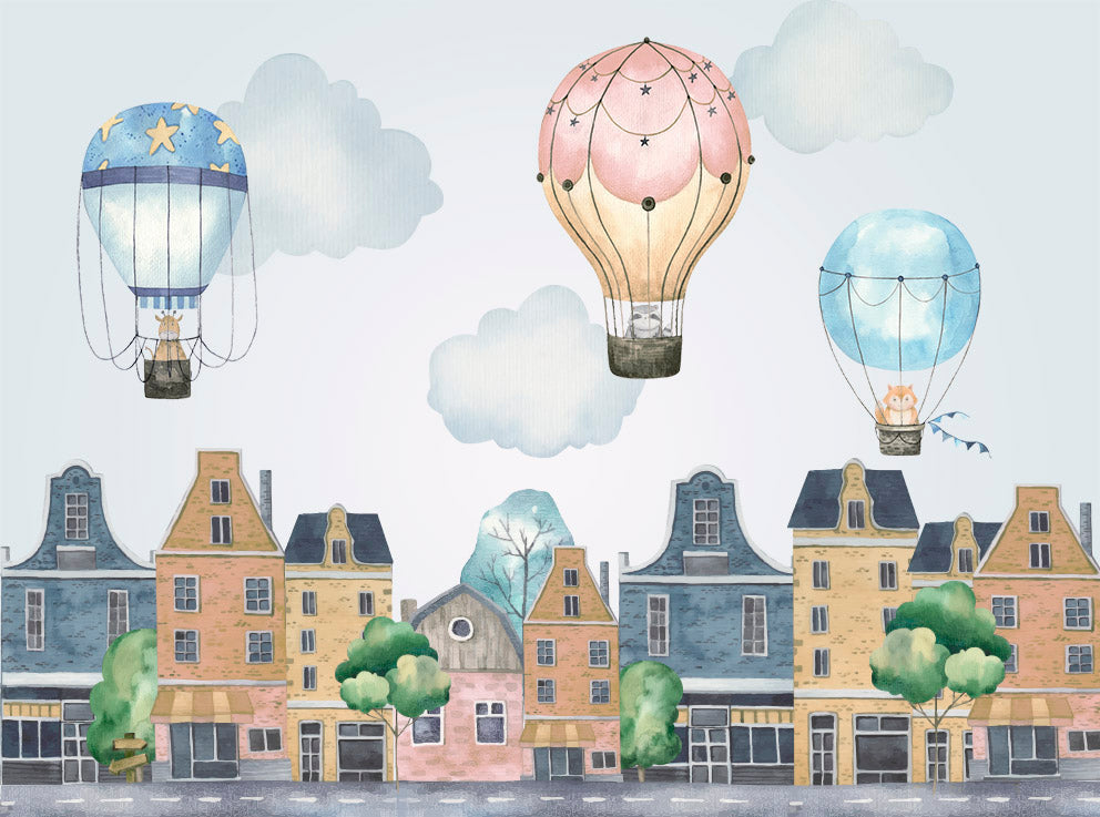 Behang met luchtballonnen boven de stad – pastelkleurige huizen en wolken