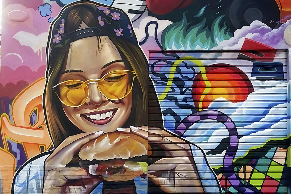 Papier peint fille au burger en graffiti – Papier peint panoramique street art coloré