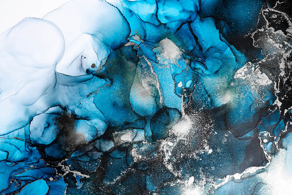 Blauw alcoholinktbehang – turquoise en marineblauw met zilveren glitter