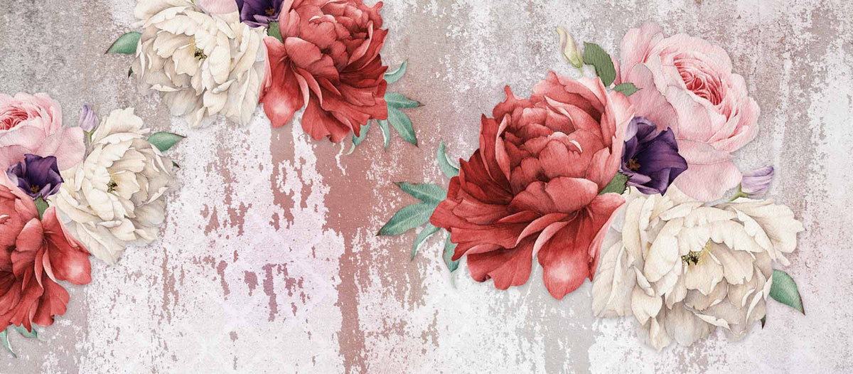 Vintage rood pioenrozenbehang – bloemen op verweerd roze stucwerk