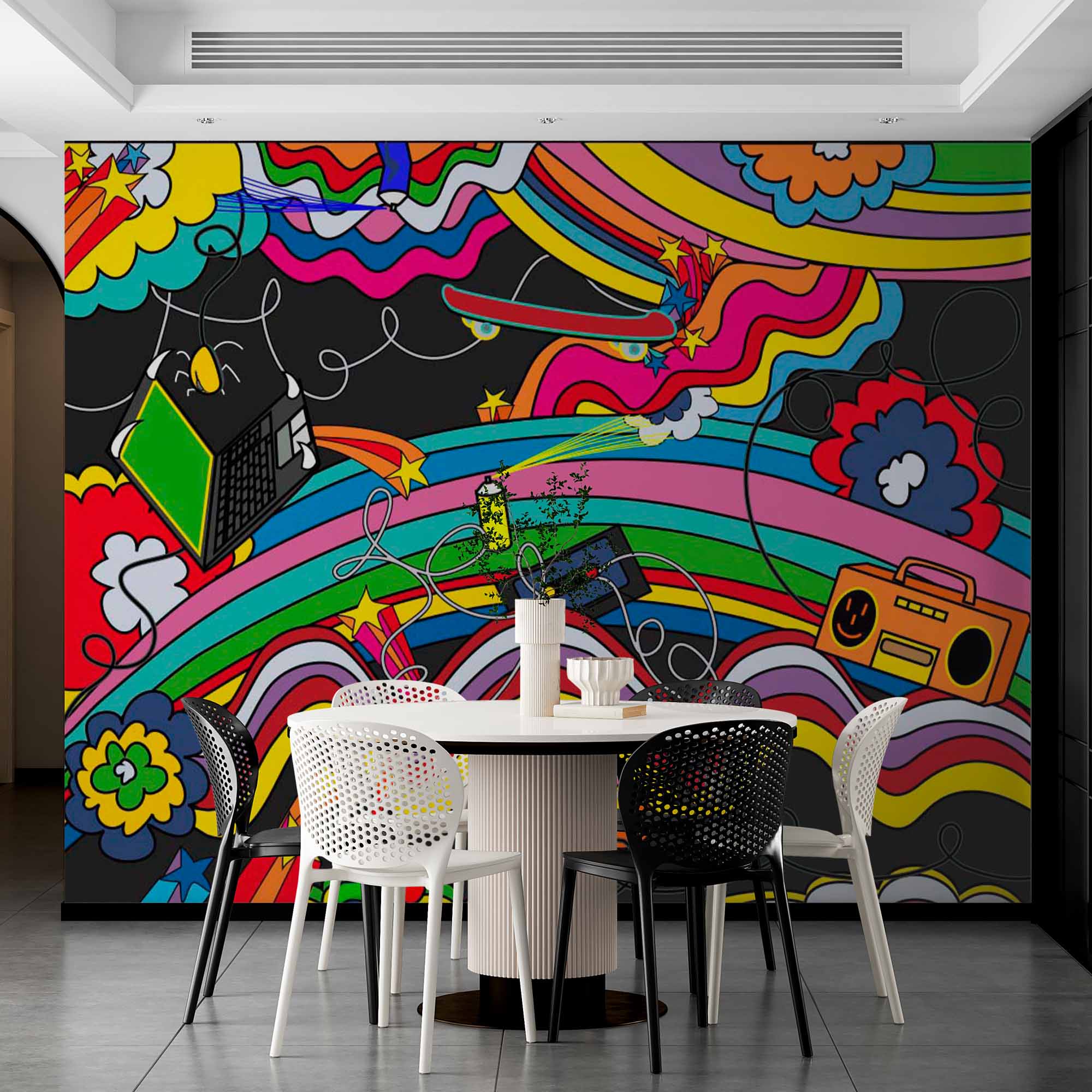 Kolorowy mural w stylu pop-art z laptopem, słuchawkami i ciemną tapetą w kwiaty