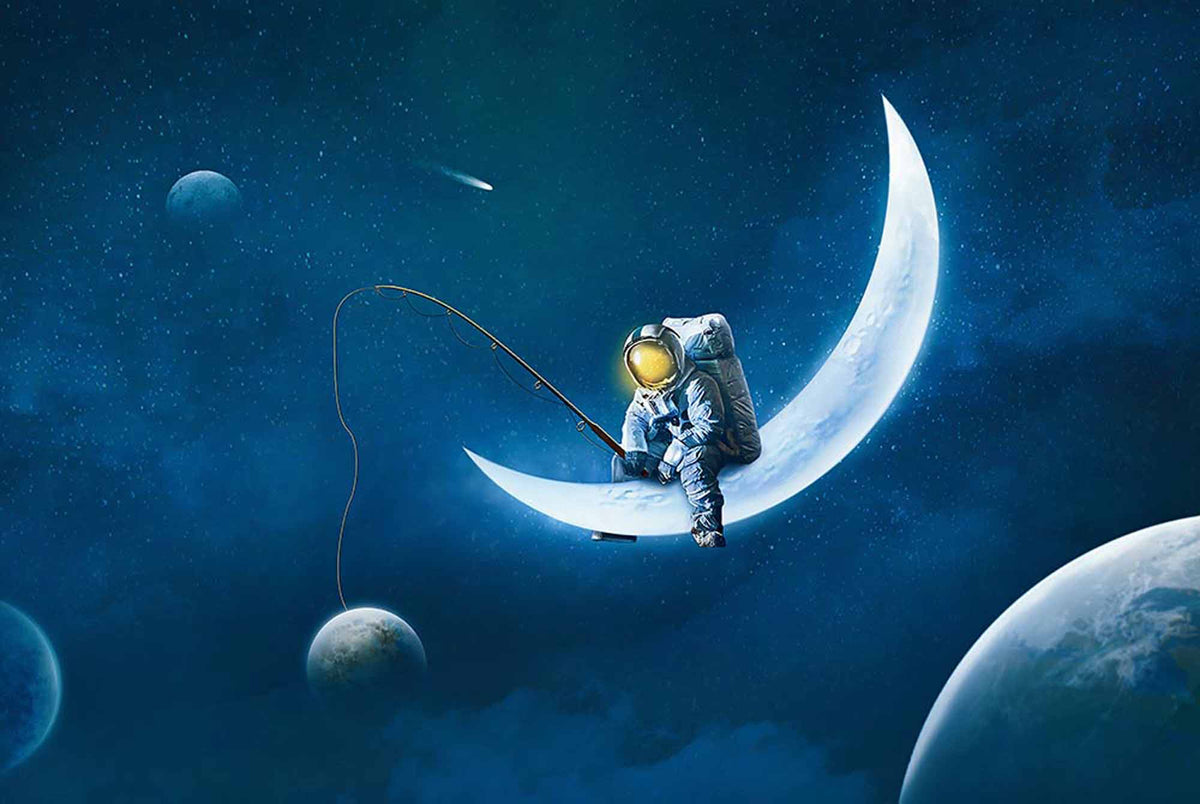 Fototapete Astronaut angelt auf dem Mond – Verträumtes Weltraummotiv