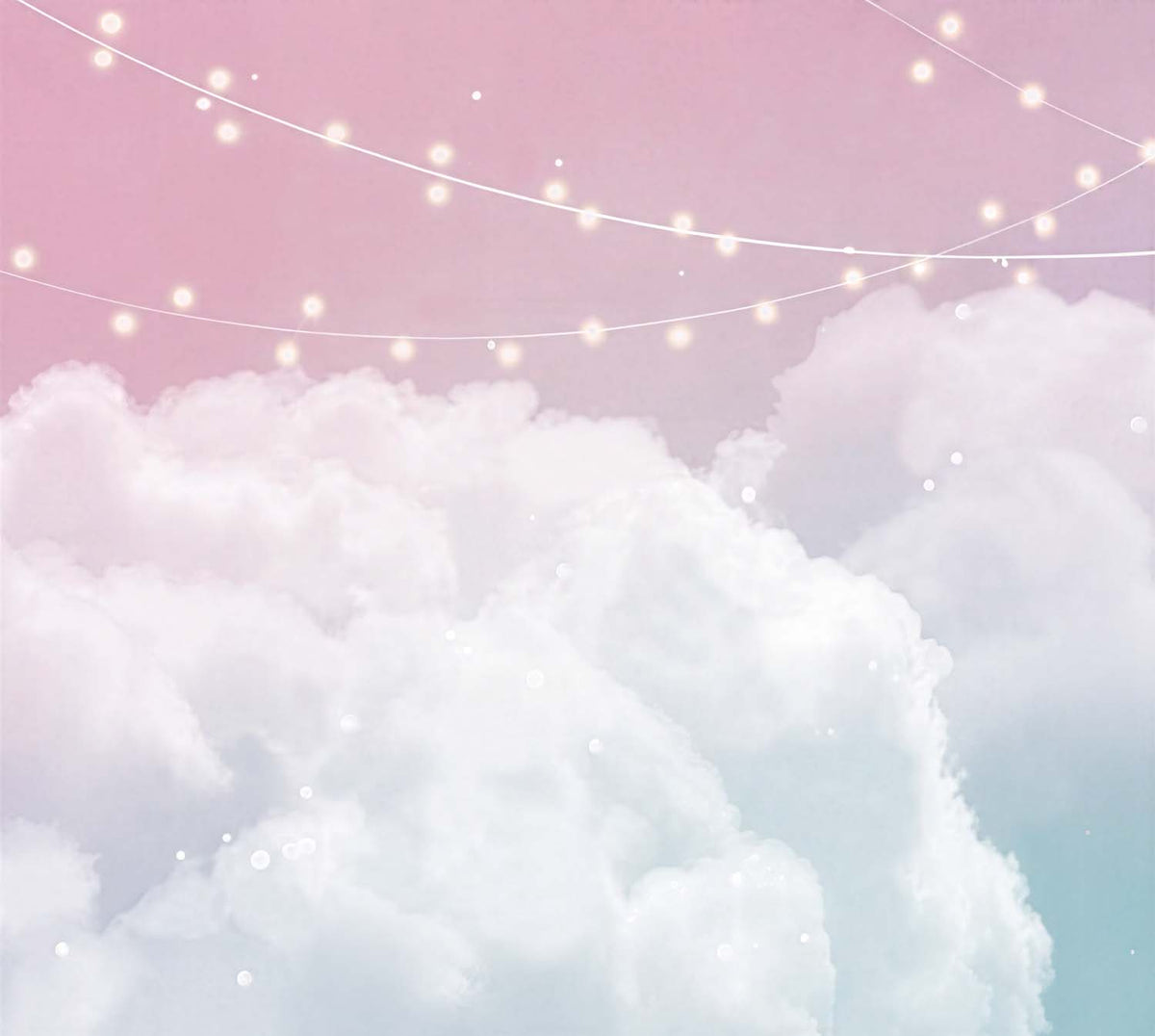 Papier peint ciel rose et bleu – Nuages dégradé pastel avec guirlandes lumineuses