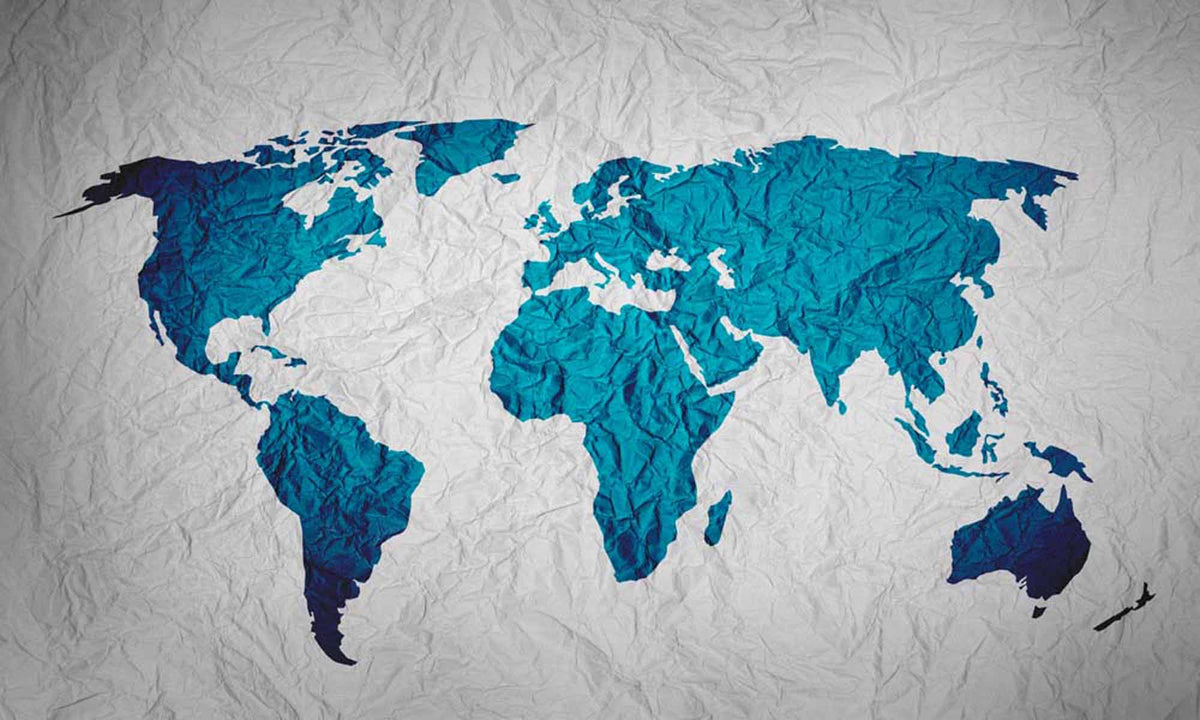 Papier peint carte du monde en papier froissé – Papier peint panoramique continents bleu canard sur texture grise