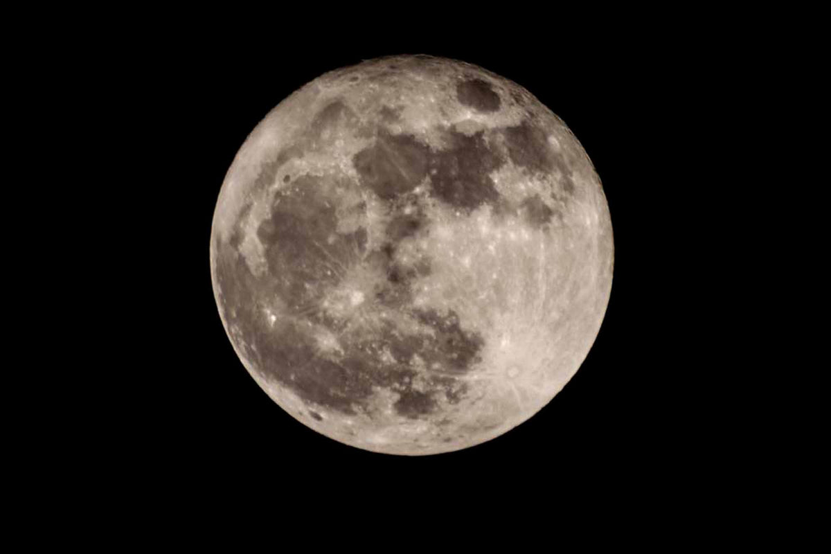 Fotobehang met volle maan – realistische maan in zwarte nachthemel