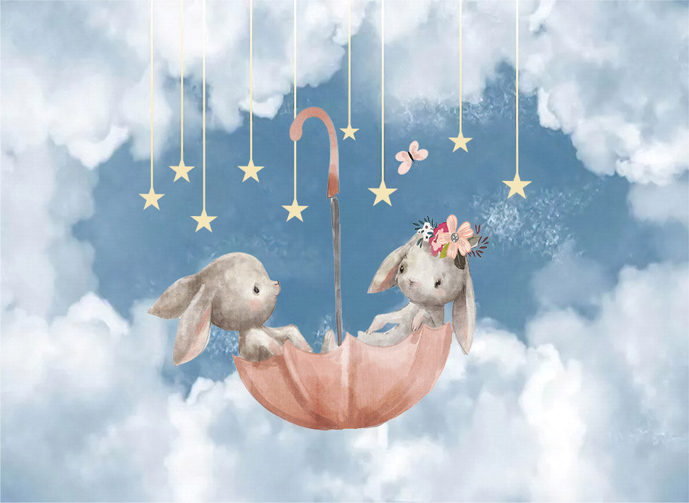 Konijntjes in een paraplu – fotobehang met wolken en sterren voor de babykamer