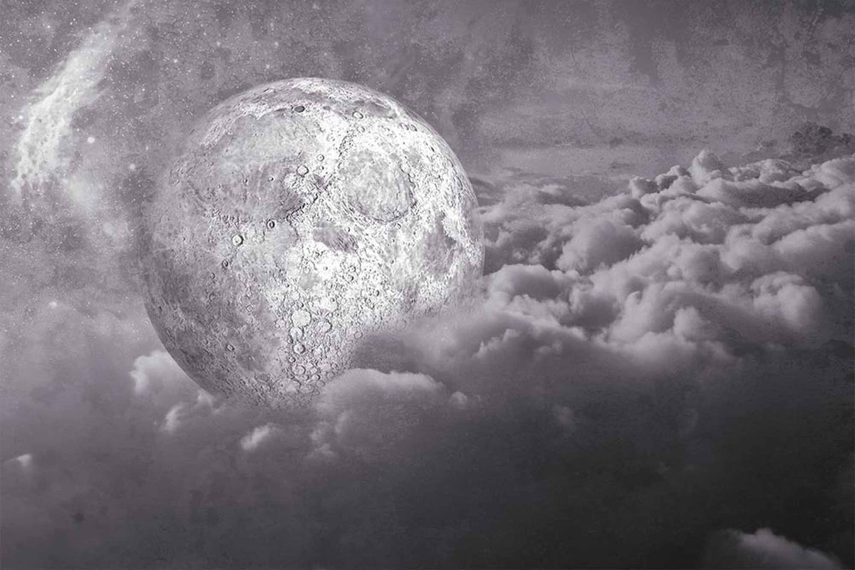 Papier peint lune mystique – Papier peint panoramique lune qui émerge de nuages gris-violet