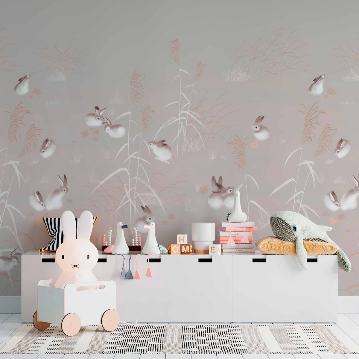 Roze konijntjes weide behang – zacht pastel kinderkamer fotobehang