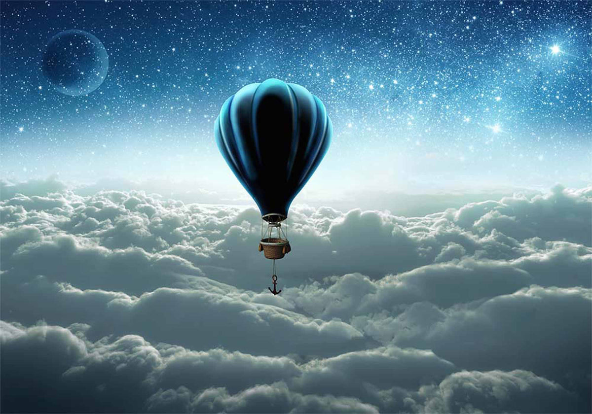 Heteluchtballon boven de wolken – dromerige sterrenhemel