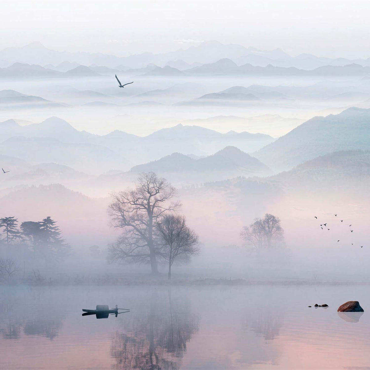 Tapete Nebliger See bei Sonnenaufgang – Pastellberge und Bäume, Wandbild