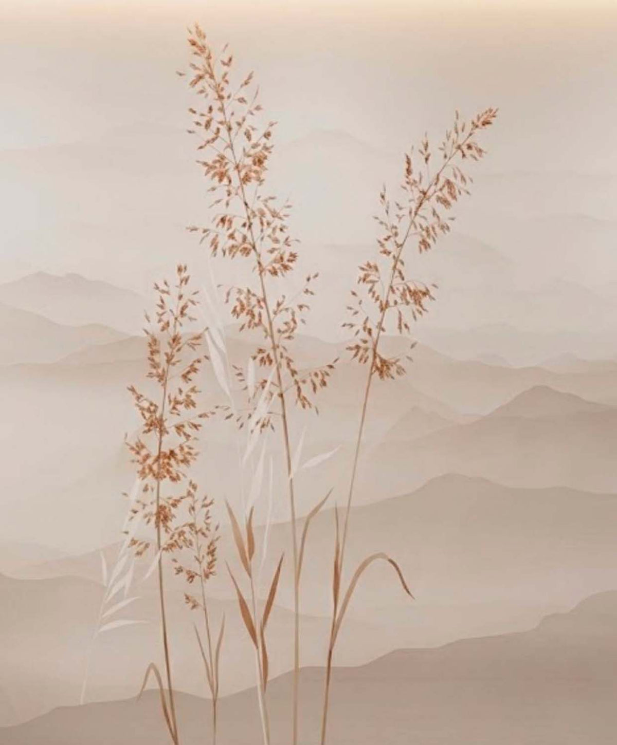 Wild gras op nevelige bergen behang – beige en terracotta fotobehang