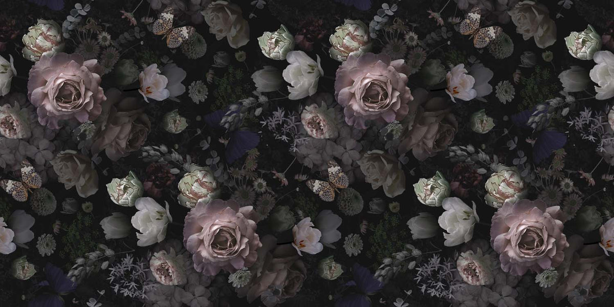 Floral escuro – papel de parede com rosas malva e brancas sobre preto
