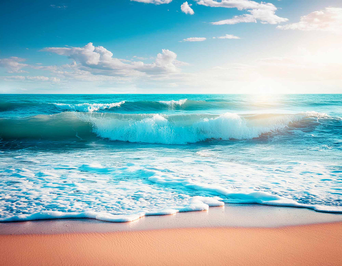 Fototapete Sonnenbeschienene Meeresküste – Türkisfarbene Wellen und Sandstrand