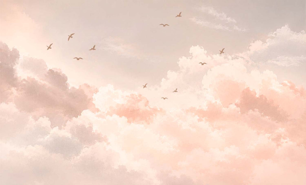 Blush wolkenhemel behang – zachtroze wolken en vogels fotobehang