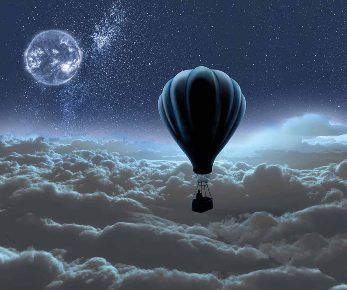 Papier peint montgolfière dans le ciel nocturne – Papier peint panoramique ballon au-dessus des nuages avec lune