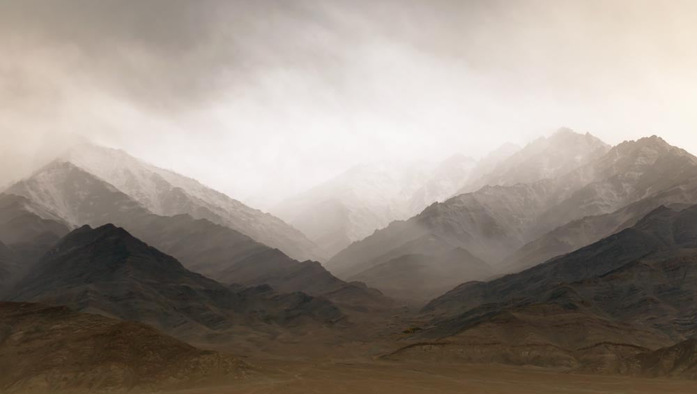 Nevelige bergketen behang – sereen landschap fotobehang