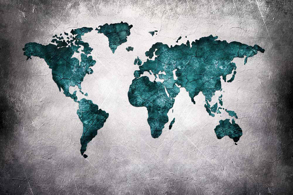 Papier peint carte du monde fissurée bleu canard – Papier peint panoramique continents grunge sur béton gris
